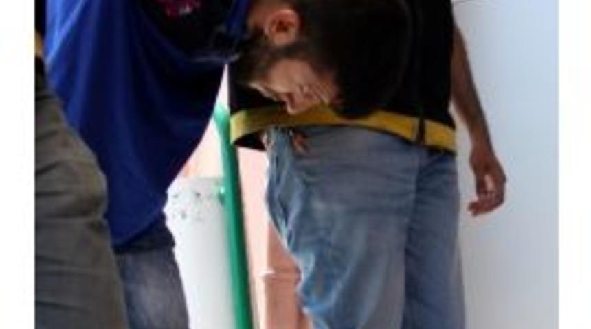 "&ccedil;alınmasın" Diye Yastığın Altına Saklanan Telefonu &Ccedil;aldı