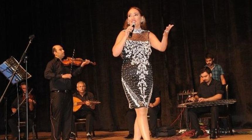 Ses Sanat&ccedil;ısı H&uuml;ner Coşkuner Kilislilere Konser Verdi