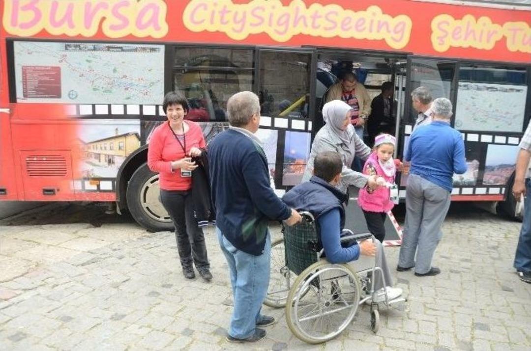 &Ccedil;ift Katlı Tur Otob&uuml;s&uuml;n&uuml;n &Ouml;zel Yolcuları