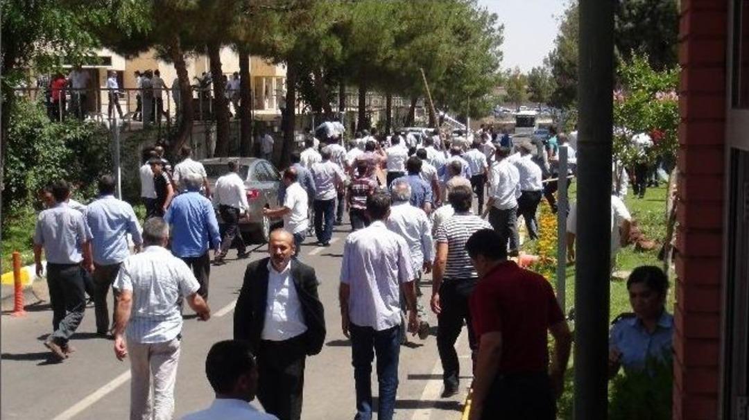 Minib&uuml;s&ccedil;&uuml;ler Belediyeyi Bastı: 5 Yaralı