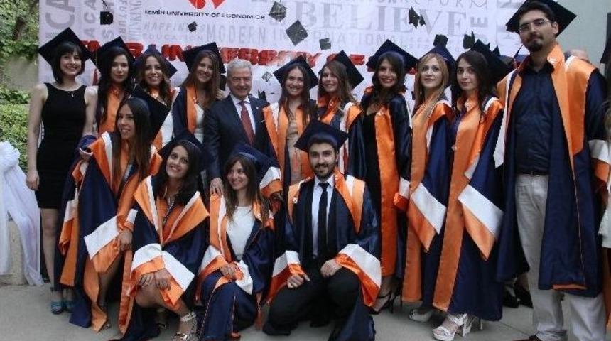 İzmir Ekonomi&rsquo;de 2. Mezuniyet Coşkusu