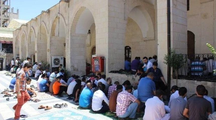 Ramazan Ayının İlk Cuma Namazında, Cemaat Camilere Sığmadı