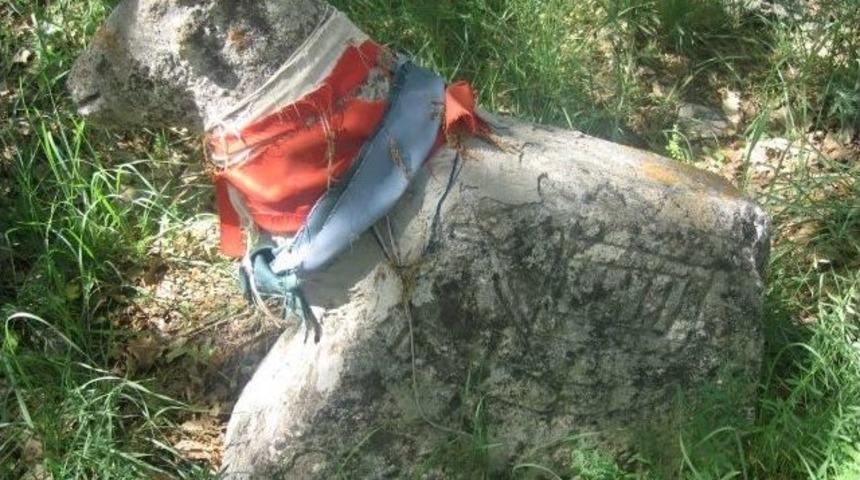 Ko&ccedil; Bi&ccedil;imli Mezar Taşı &Ccedil;alındı