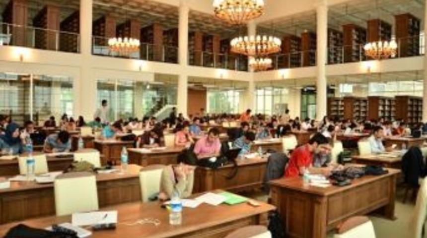 &Ccedil;om&uuml;&rsquo;ye Kitap Bağışı S&uuml;r&uuml;yor