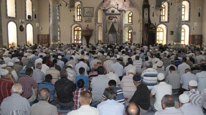 Ramazan Ayının İlk Cumasında Camiler Dolup Taştı