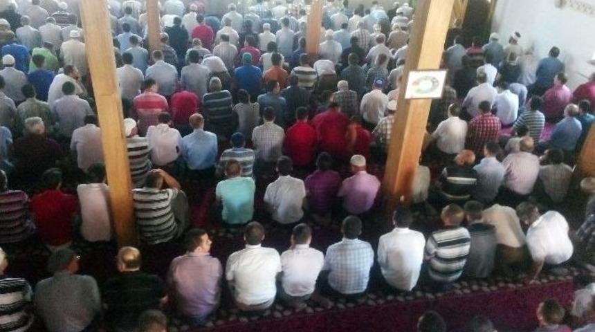 Ramazan'ın İlk Cuma Namazında Vatandaşlar Camilere Akın Etti