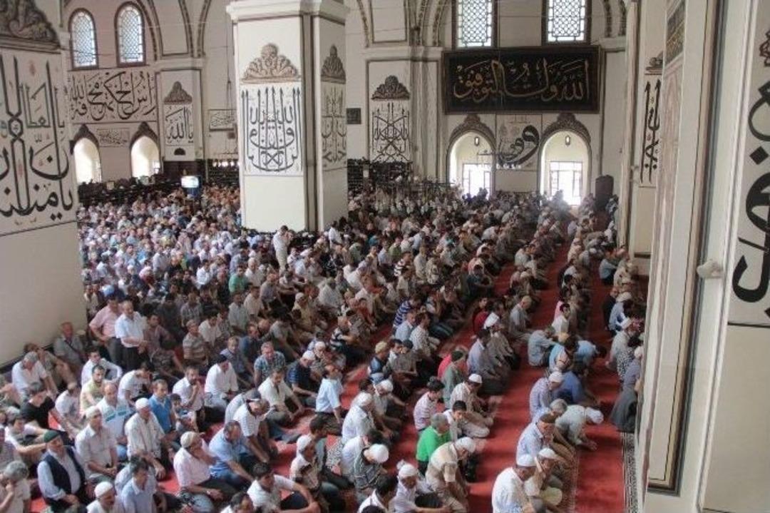 Ramazan&rsquo;ın İlk Cumasında Vatandaşlar T&uuml;rbe Ve Camilere Akın Etti