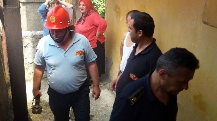 Fel&ccedil;li Kadının Evinde Yangın &Ccedil;ıktı, Mahalleli Sokağa D&ouml;k&uuml;ld&uuml;