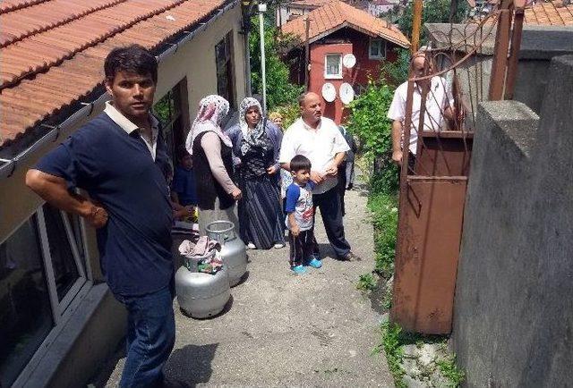 Felçli Kadının Evinde Yangın Çıktı, Mahalleli Sokağa Döküldü