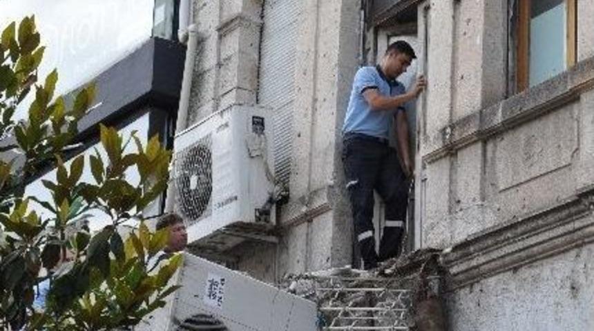 Balıkesir'de Tarihi Binanın Balkonu &Ccedil;&ouml;kt&uuml;