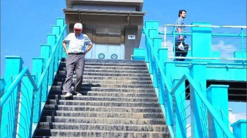 Sıcak Hava, Yaya &Uuml;st Ge&ccedil;idinin Asans&ouml;r&uuml;n&uuml; Bozdu