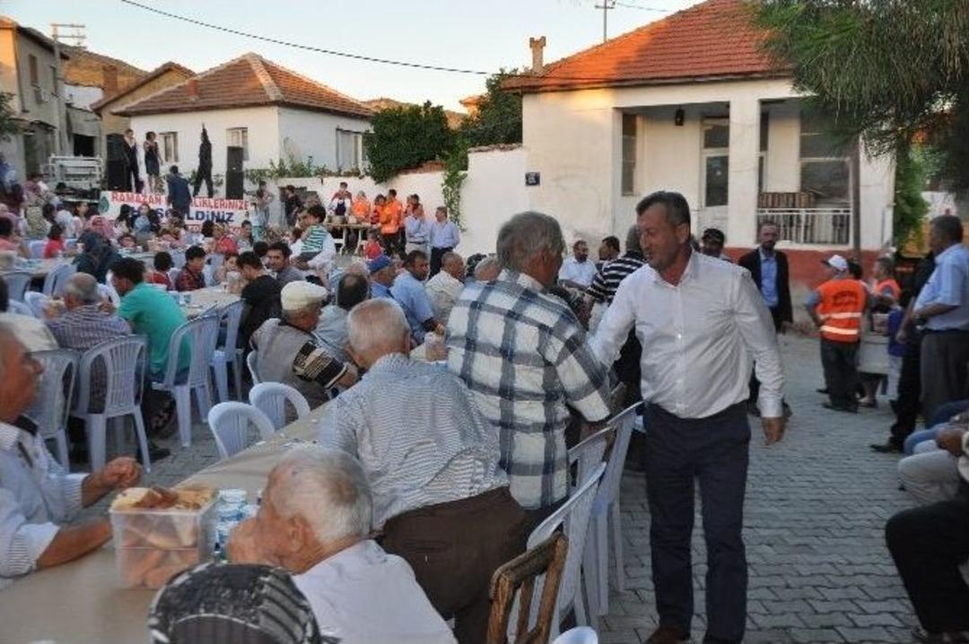 Başkan Şahin Sokak İftarına Trakt&ouml;rle Girdi