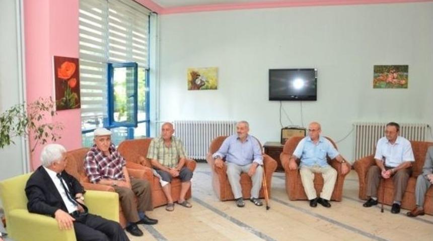 Vali Alimoğlu, Y&uuml;cel Huzurevini Ziyaret Etti