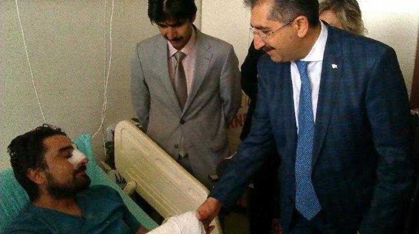 Vali, Hasta Yakını Tarafından D&ouml;v&uuml;len Doktoru Ziyaret Etti