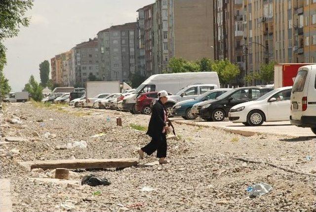 Yht &Ccedil;alışmaları Y&uuml;z&uuml;nden Mağdur Olan Vatandaşlar, &Uuml;styapı Yatırımı Bekliyor 1