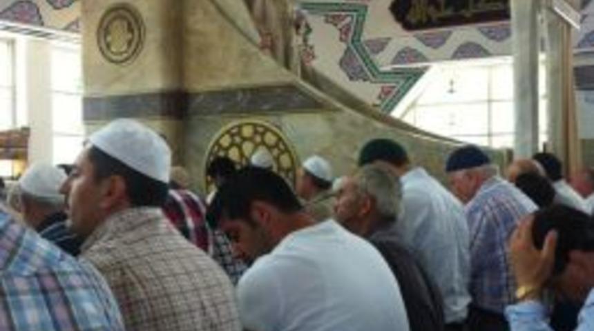 Ramazan Ayının Ilk Cuma Namazında Camiler Doldu Taştı