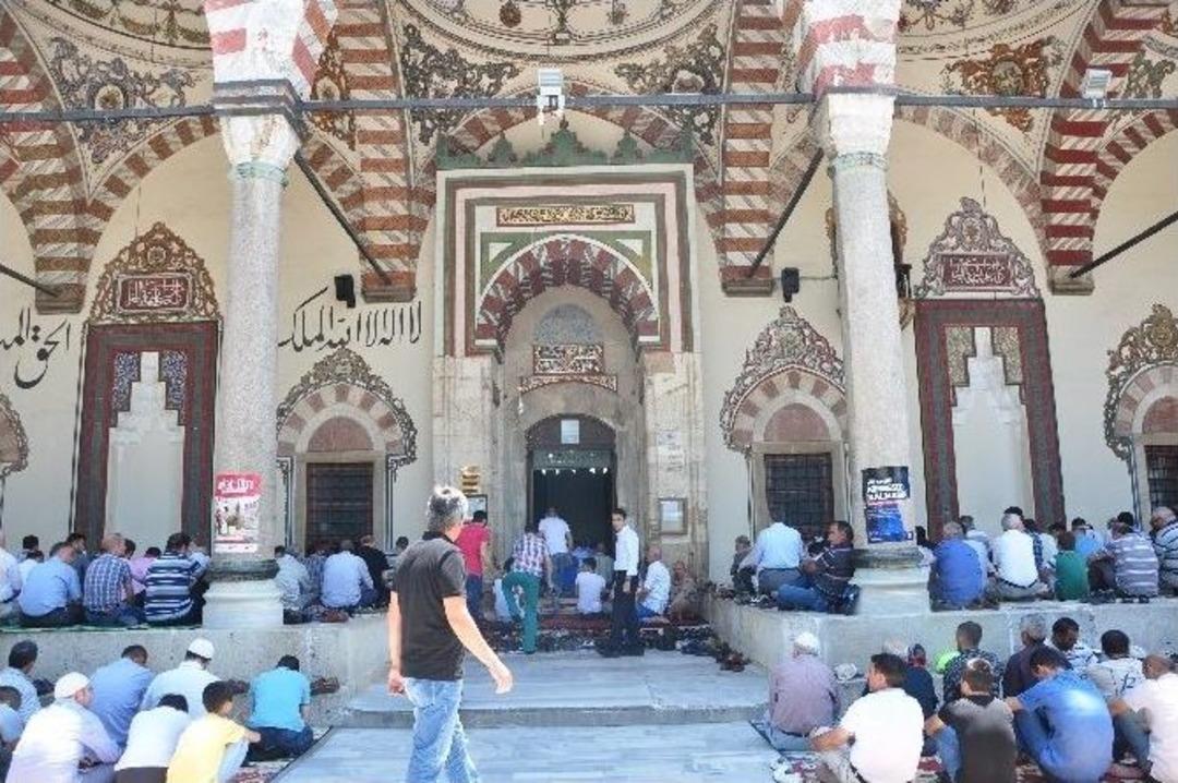 Ramazan&rsquo;ın İlk Cuma&rsquo;sı Camiler Dolup Taştı