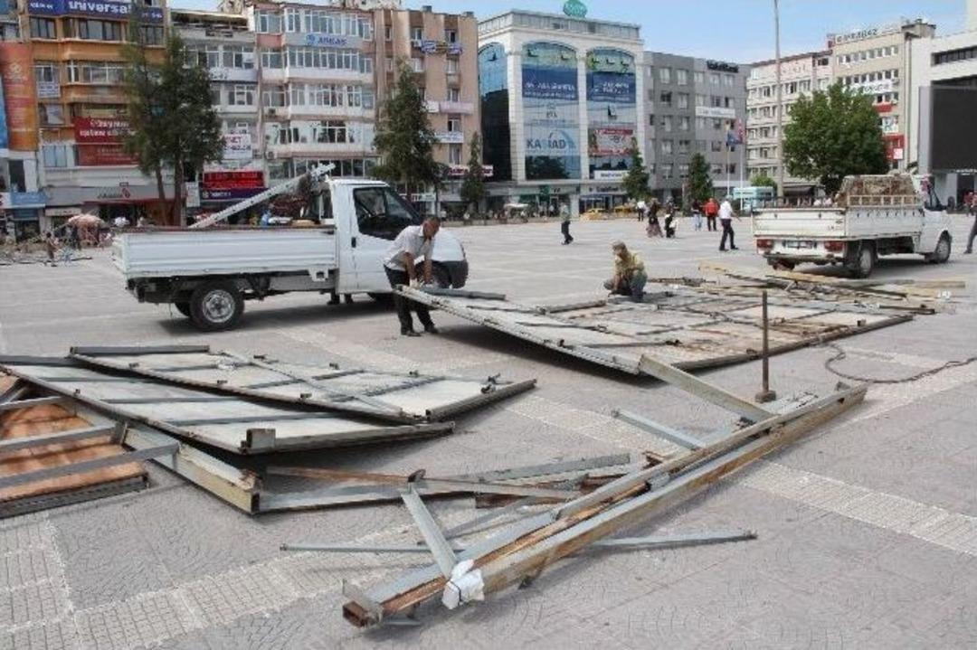 Miting Meydanındaki Reklam Tabelaları İndirildi