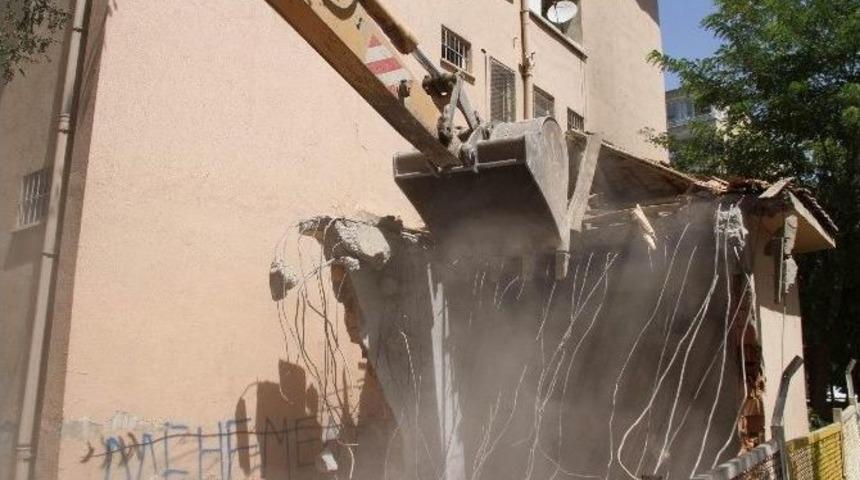 Madde Bağımlılarının Barınağı Haline Gelen Harabe Ev Yıkıldı