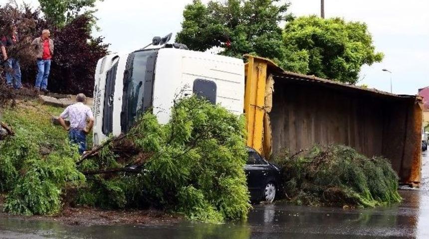 Hafriyat Kamyonu Otomobilin &Uuml;st&uuml;ne Devrildi: 1 Yaralı