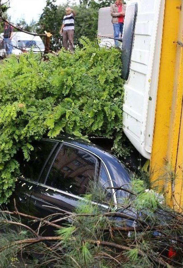 Hafriyat Kamyonu Otomobilin Üstüne Devrildi: 1 Yaralı