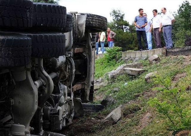 Hafriyat Kamyonu Otomobilin Üstüne Devrildi: 1 Yaralı