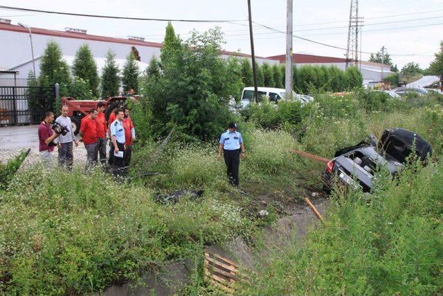 Sakarya'da Su Kanalına Düşen Otomobilin Sürücüsü Öldü