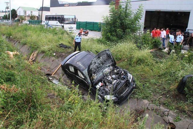 Sakarya'da Su Kanalına Düşen Otomobilin Sürücüsü Öldü