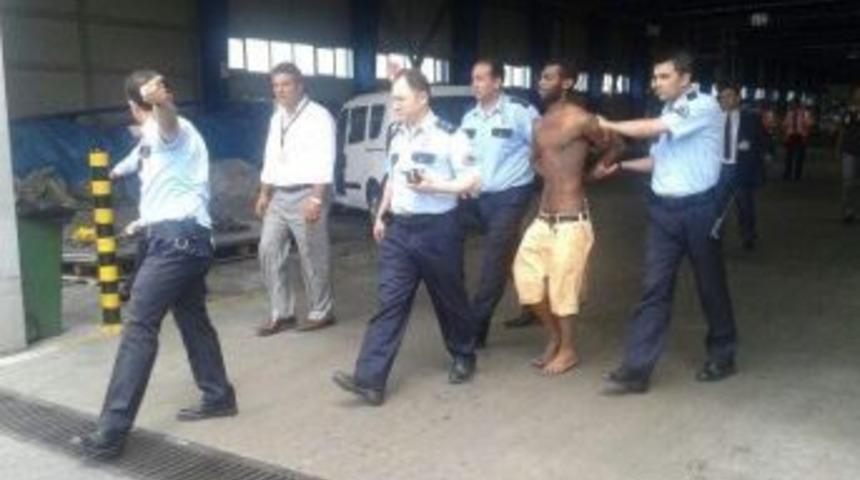 Sınır Dışı Edilmek İstenen &Uuml;&ccedil; Afrikalı Apronu Alt&uuml;st Etti