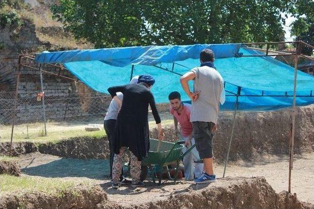 Tarihi Kazıda Çocuk İskeleti Bulundu