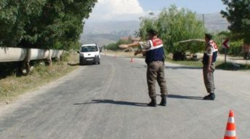 Ereğli Jandarması S&uuml;r&uuml;c&uuml;lere Hurma Dağıttı