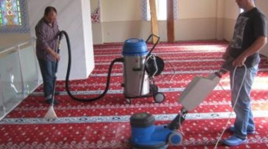 İzmit Belediyesi 5 Yıldır Camileri Temizliyor