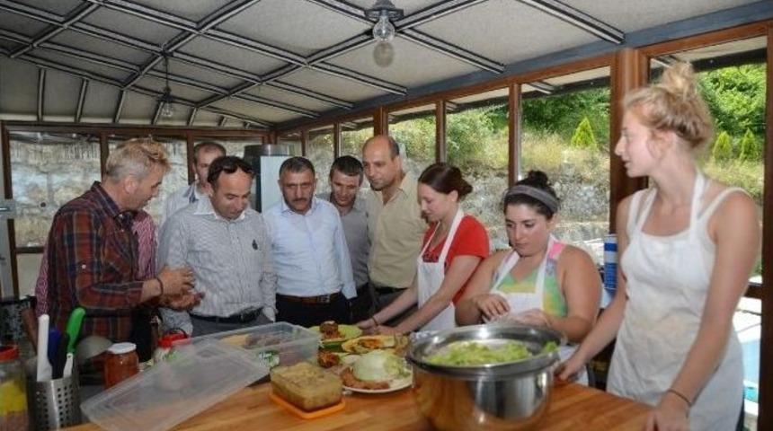 Başkan &Uuml;z&uuml;lmez, &Ccedil;iğ Beslenme Uzmanını Ziyaret Etti