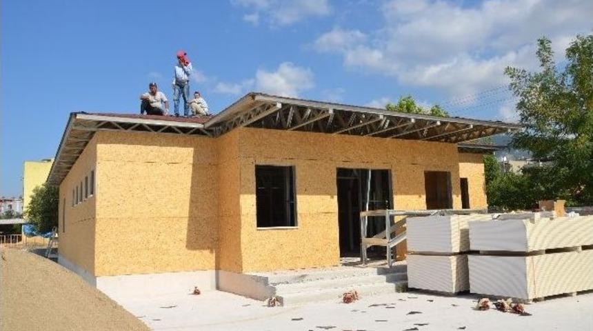 &Uuml;nl&uuml; Sanat&ccedil;ı G&uuml;lben Ergen'den Soma'ya Anaokulu