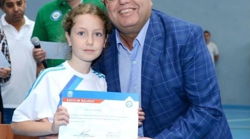 Nil&uuml;fer Yaz Spor Okulları&rsquo;nda Sertifika Sevinci