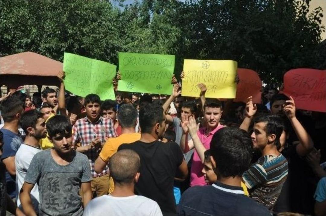 Silopi&rsquo;de Elektrik Arıza Servisi Binasına Saldıran Gruba Polisten M&uuml;dahale