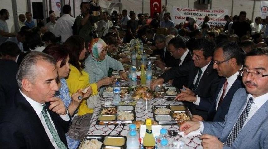Adalet Bakanı Bozdağ Ve Ekonomi Bakanı Zeybekci İftarı Vatandaşlarla Yaptı