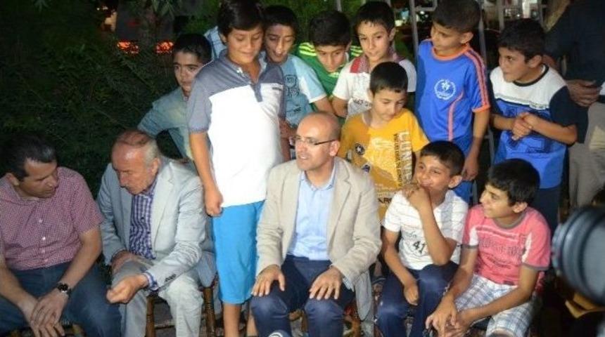 Bakan Şimşek &Ccedil;ocuklarla Sohbet Etti