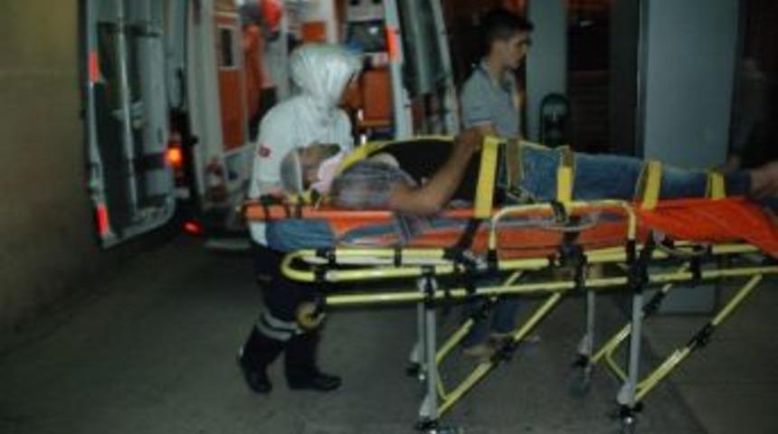 Motosiklet İle Otomobil &Ccedil;arpıştı: 2 Yaralı