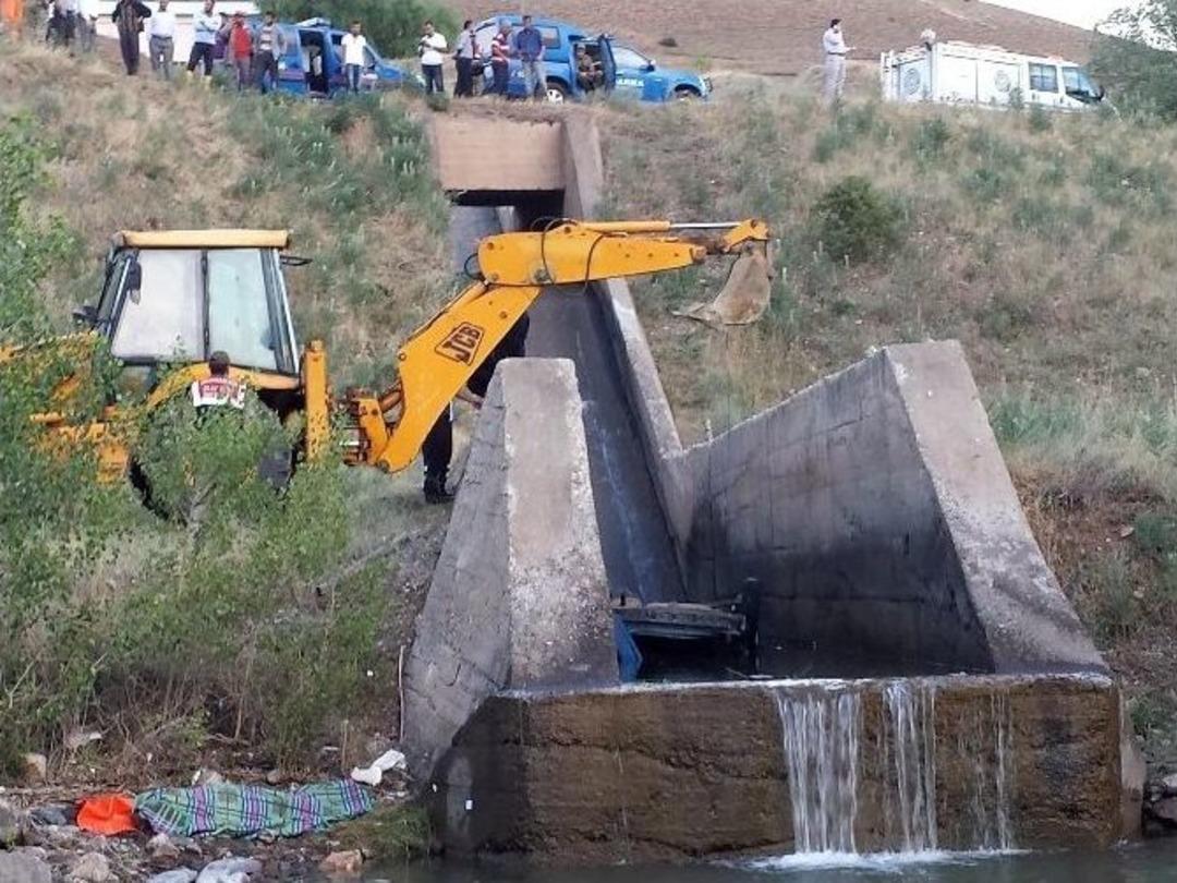 Erzincan&rsquo;da Feci Kaza: 2 &Ouml;l&uuml;, 2 Yaralı