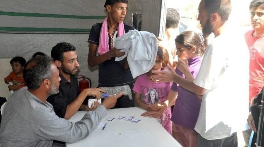 Suriyeli M&uuml;ltecilere 15 Ton Elbiselik Kumaş Dağıtıldı