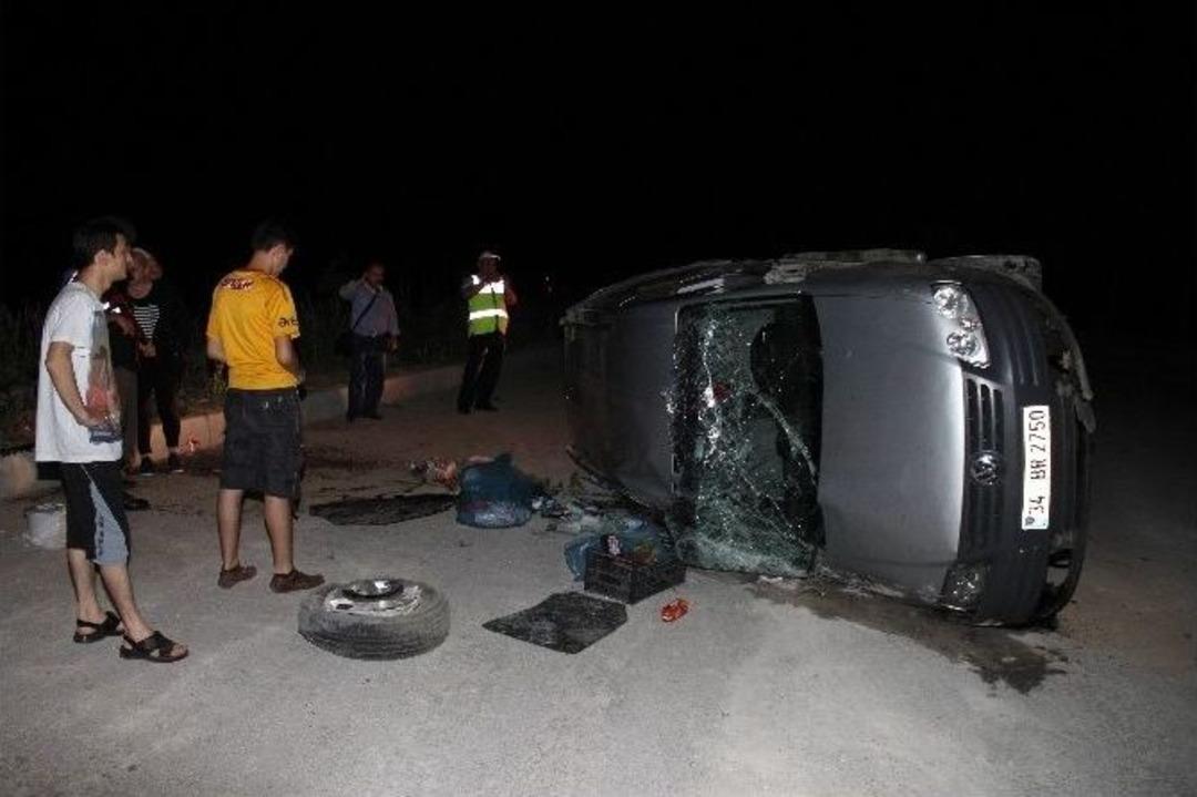 Ağır Hasta Annesini Ziyarete Giderken Kaza Yaptı: 3 Yaralı