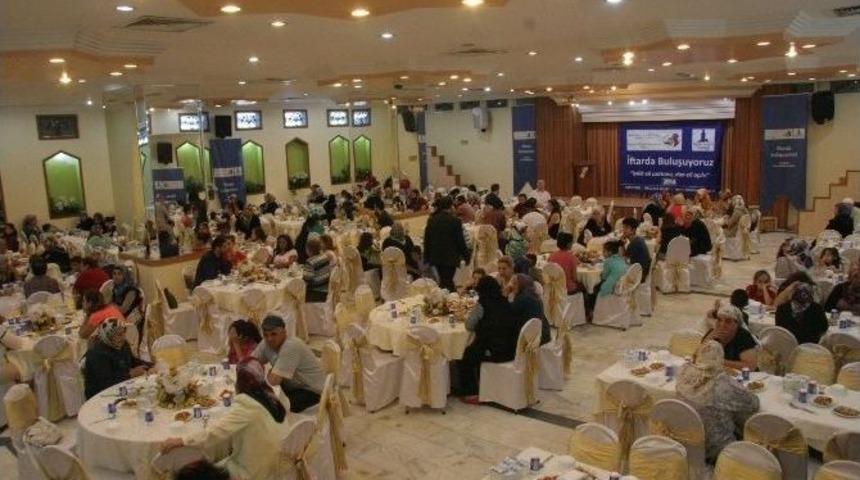 Deniz Feneri Yoksul Aileler İ&ccedil;in İftar Sofraları Kuruyor