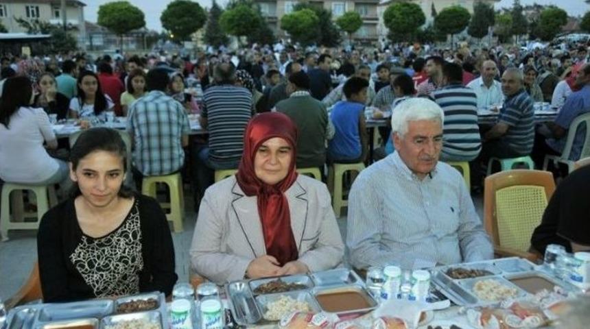 Vali Orucunu Belediye Sofrasında A&ccedil;tı