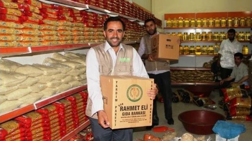Rahmet Eli Gıda Bankası&rsquo;ndan Fakir Ailelere Ramazan Paketi