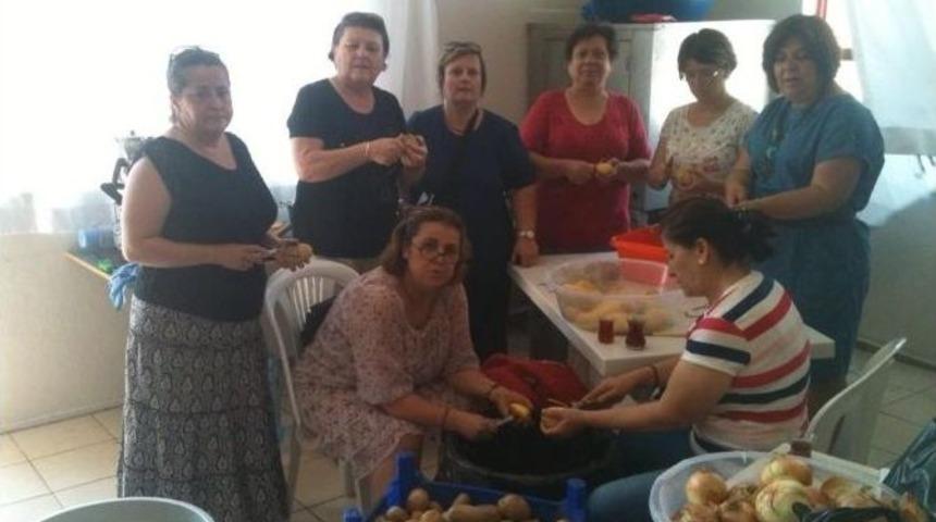 Urla Kızılay İftar Yemeği Verdi