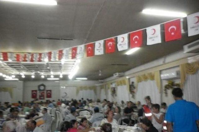 Urla Kızılay İftar Yemeği Verdi