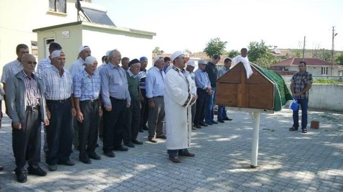 Y&uuml;z Nakli Olmasının Ardından Vefat Eden Salih &Uuml;sl&uuml;n Toprağa Verildi