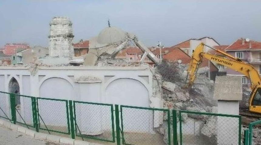 Depremde Yıkılan Camisinin Yerine Yenisini Yaptırıyor