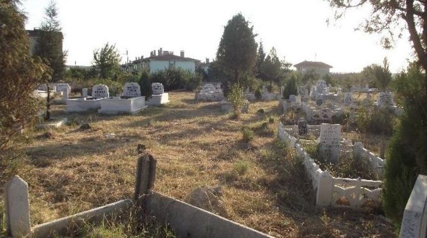 Muratlı Mezarlığında Bakım Yapıldı